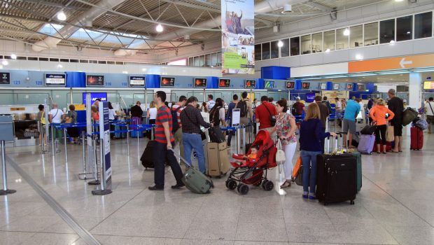 Βάζει τέλος στις δωρεάν χειραποσκευές στα αεροσκάφη η ΕΕ – Ποια είναι τα δικαιώματα των επιβατών