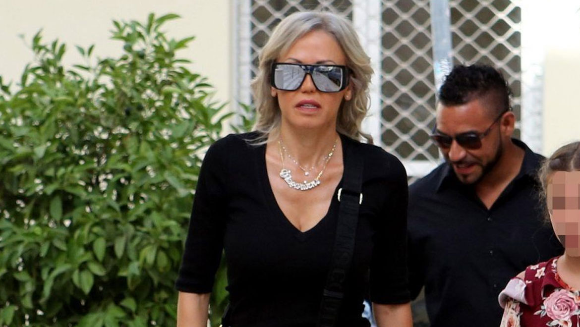 Γιάννης Φλωρινιώτης: Δυο χρόνια από τον θάνατό του - Συντετριμμένη η Άννα Φλωρινιώτη στο μνημόσυνο