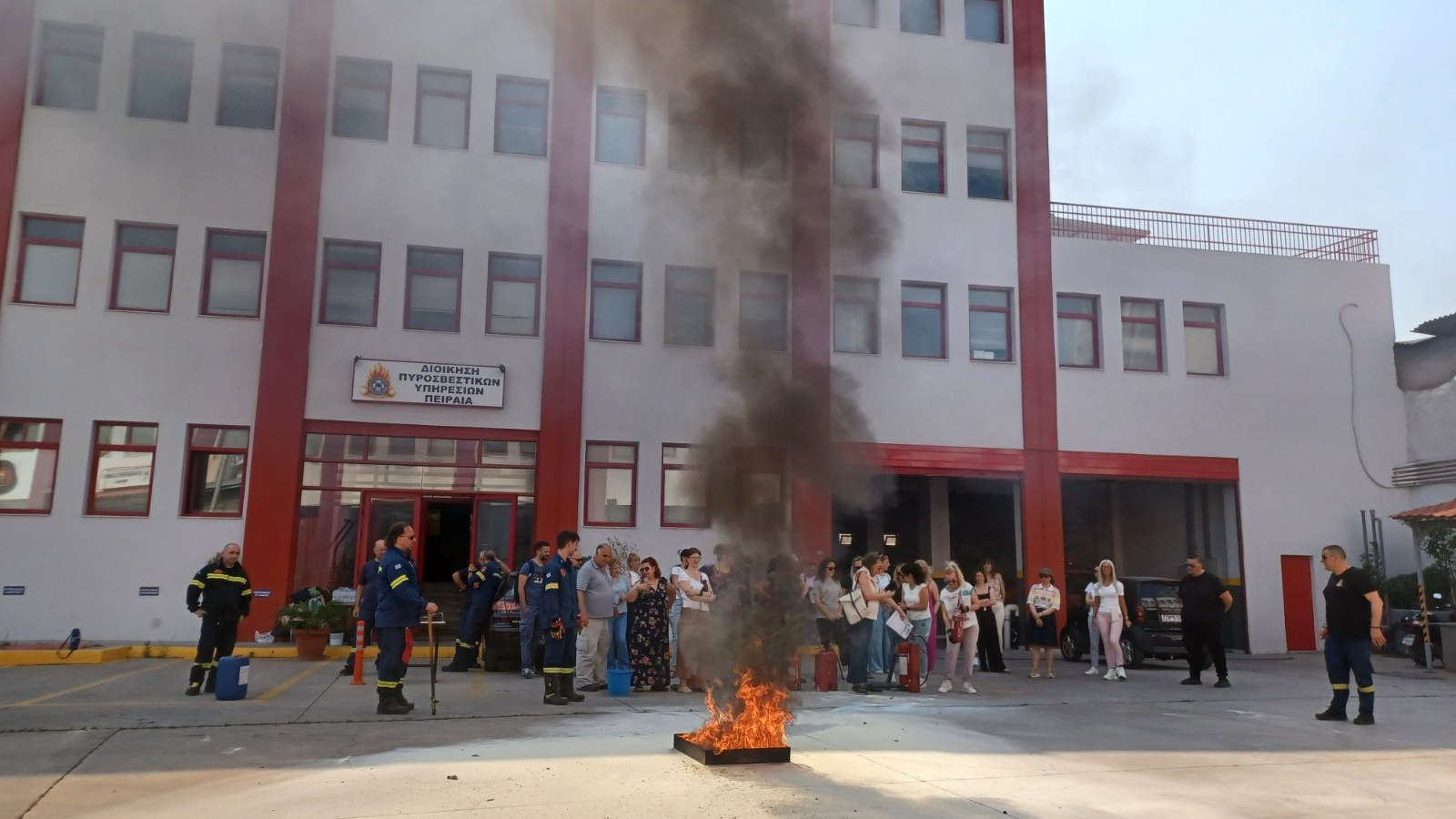Εκπαιδευτική άσκηση: Μάχη του προσωπικού του Νοσοκομείου Μεταξά με τις φλόγες - Δείτε βίντεο