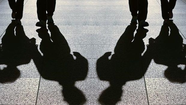 Ανήλικοι άρπαξαν αλυσίδα από λουόμενο στα Λιμανάκια Βουλιαγμένης - Συνολικά 5 συλλήψεις