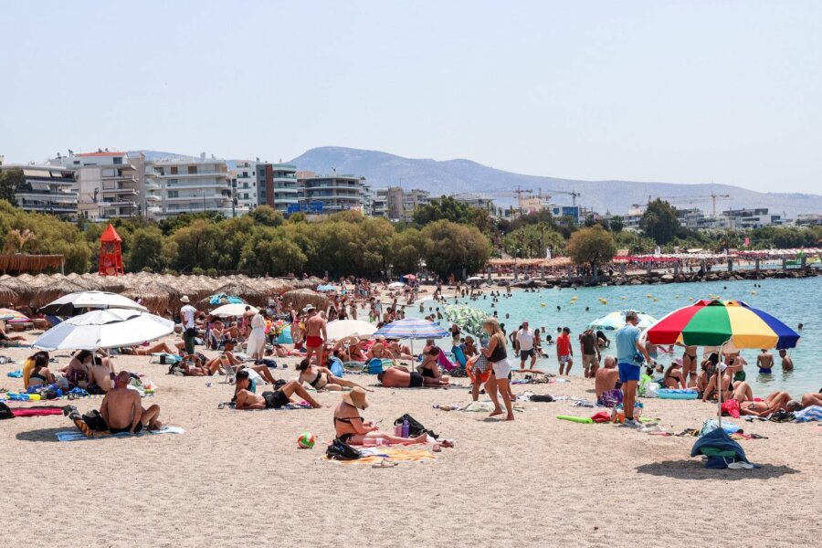 Ζέστη: Γέμισαν με κόσμο οι παραλίες στην Αττική - Πόσο κοστίζει η βουτιά
