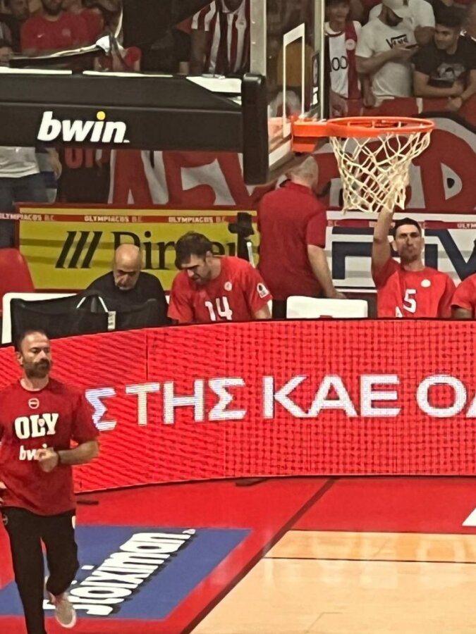 Ολυμπιακός: Δίπλα στον πάγκο ο Βεζένκοφ (pic)