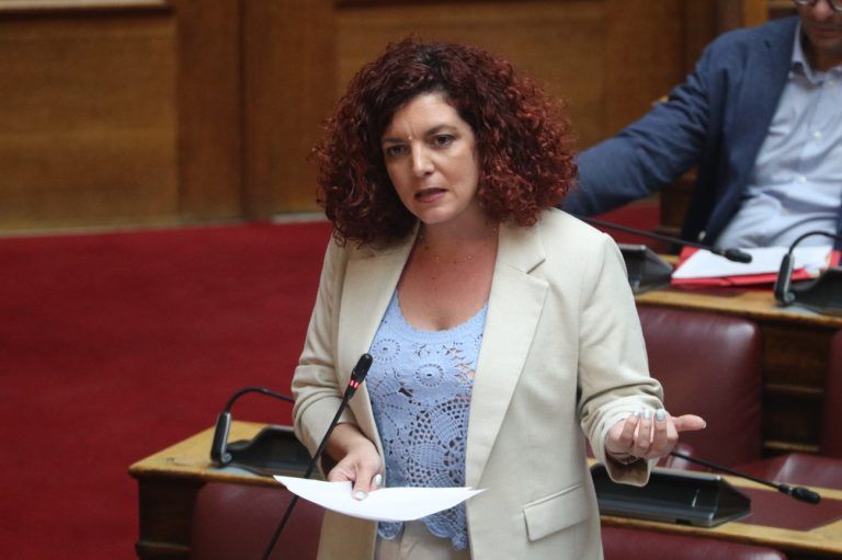 Κομνηνάκα: Η κυβέρνηση επιχειρεί να «ξεπλύνει» τον Καραμανλή - Οι αιτίες της τραγωδίας στα Τέμπη παραμένουν
