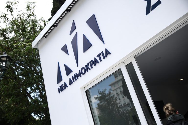 εικόνα που δείχνει εκλογικό περίπτερο της ΝΔ το 2023