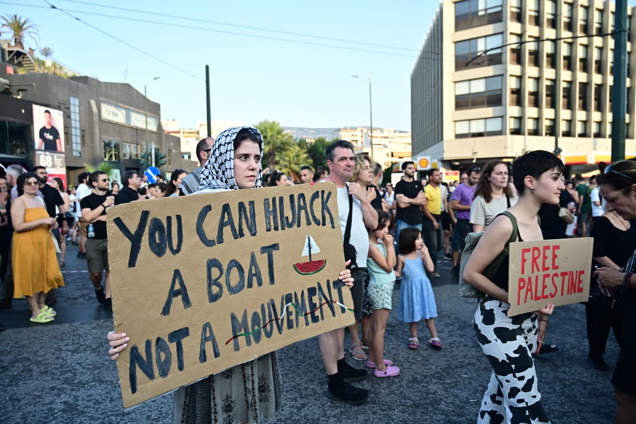 Πλήθος κόσμου στην πρεσβεία του Ισραήλ στην Αθήνα για το Madleen - Πορεία διαμαρτυρίας και στη Θεσσαλονίκη