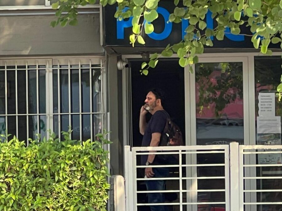 Στο ΑΤ Γλυφάδας γνωστός τραγουδιστής για επεισόδιο ενδοοικογενειακής βίας
