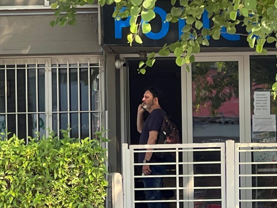 Στο ΑΤ Γλυφάδας γνωστός τραγουδιστής για επεισόδιο ενδοοικογενειακής βίας