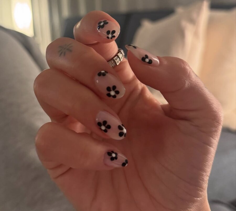 Το λουλουδάτο manicure της Dua Lipa είναι η χαριτωμένη καλοκαιρινή έμπνευση που ψάχναμε