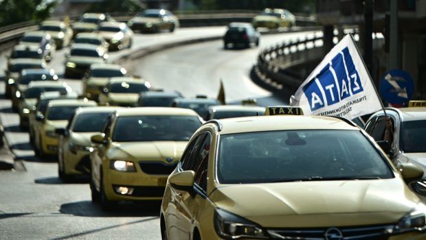 Οχηματοπορεία οδηγών ταξί ενάντια στον νέο ΚΟΚ - Πυρά ΣΑΤΑ σε Κυρανάκη