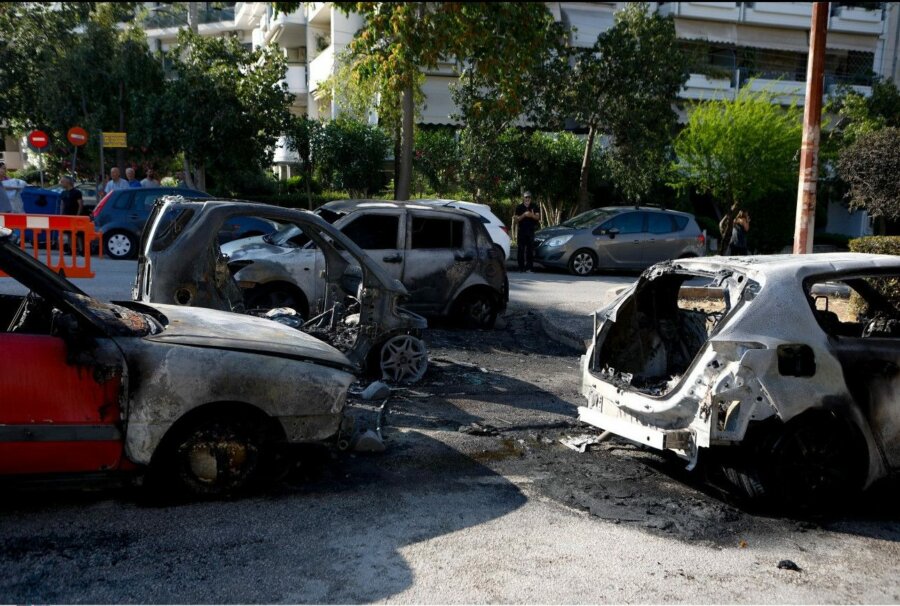Φωτιά στη Νέα Σμύρνη: Πέντε οχήματα καταστράφηκαν - Τι εξετάζουν οι Αρχές