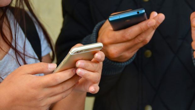Ο Μακρόν ζητά να απαγορευτούν τα social media για εφήβους κάτω των 15 στην Ευρώπη