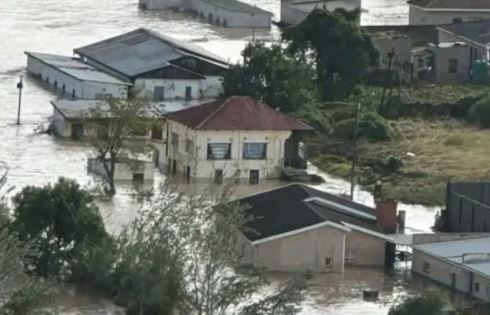 Νότια Αφρική: Εννέα νεκροί από τις πλημμύρες – Αγνοούνται παιδιά σε σχολικό λεωφορείο