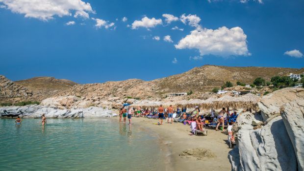 Πάρος: «Πήγαμε από το πρωί στην παραλία» λέει η μητέρα του βρέφους - Άλλη εκδοχή δίνει ο πατέρας