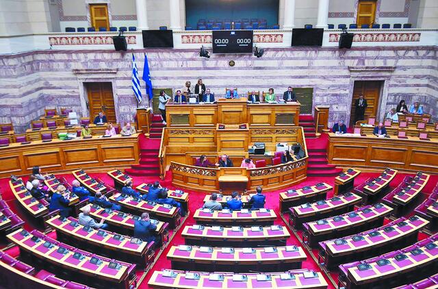 Παραμένει η απόλυτη πλειοψηφία των 151 βουλευτών