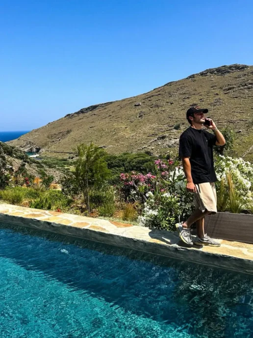 Άγγελος Λάτσιος: Η φωτογραφία που δημοσίευσε από την Άνδρο και το σχόλιο της μητέρας του, Ελένης Μενεγάκη
