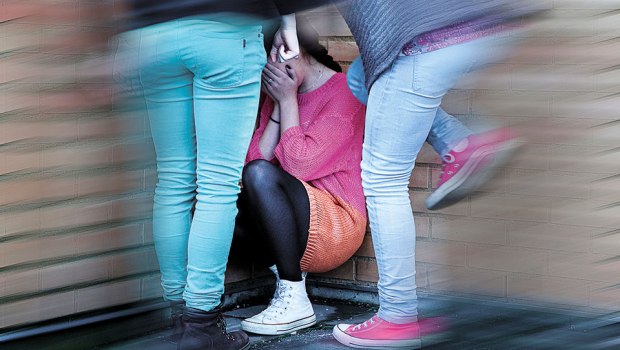 Γλυφάδα: Ανήλικες επιτέθηκαν σε παρέα κοριτσιών και εξανάγκασαν το ένα να γονατίσει μπροστά τους - 4 συλλήψεις
