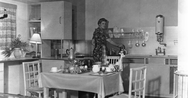 Η δαιμονοποίηση των επεξεργασμένων τροφών και πώς συνδέεται με ένα μεγάλο πισωγύρισμα στα γυναικεία δικαιώματα