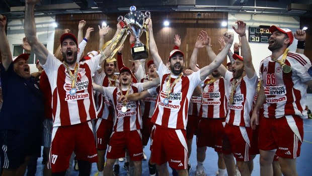 Η απονομή του πρωταθλήματος στον Ολυμπιακό (vids)