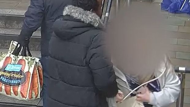 Λίβερπουλ: Η τρομακτική στιγμή που άντρας προσπαθεί να απαγάγει μια έφηβη [βίντεο]