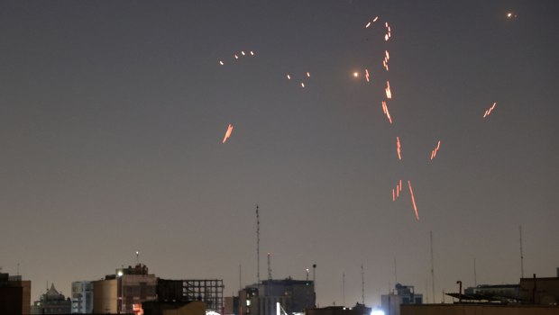 Μέση Ανατολή: Η στιγμή που ιρανικοί πύραυλοι διασχίζουν τον ουρανό της Ιορδανίας - Ορατοί και από την Κύπρο