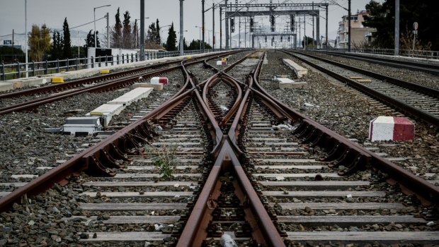 Ακινητοποιήθηκε αμαξοστοιχία που εκτελούσε το δρομολόγιο Θεσσαλονίκη – Σέρρες λόγω φωτιάς κοντά στις ράγες