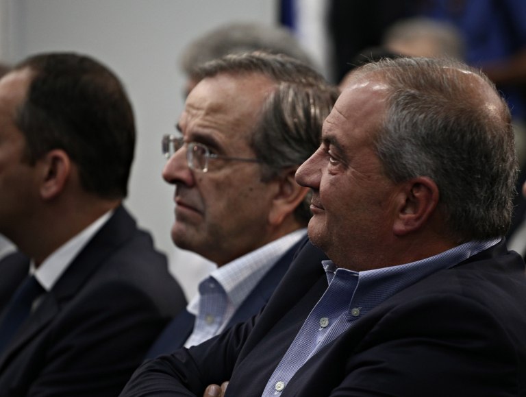 φωτογραφία στην οποία απεικονίζονται ο Αντώνης Σαμαράς και ο Κώστας Καραμανλής