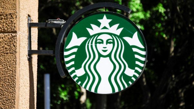 Starbucks: Αυξάνει τα… τραπεζοκαθίσματα, υπόσχεται νέα στελέχη καταστημάτων