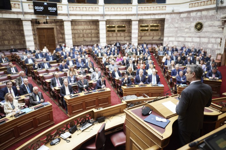 φωτογραφία στην οποία απεικονίζεται ο Κυριάκος Μητσοτάκης σε ομιλία του προς την Κ.Ο. της Νέας Δημοκρατίας