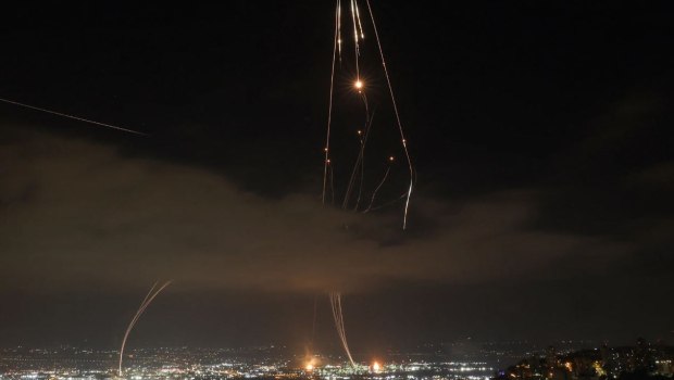 Reuters: Το Ιράν χτύπησε με «νέα μέθοδο» το Ισραήλ και μπέρδεψε το Iron Dome