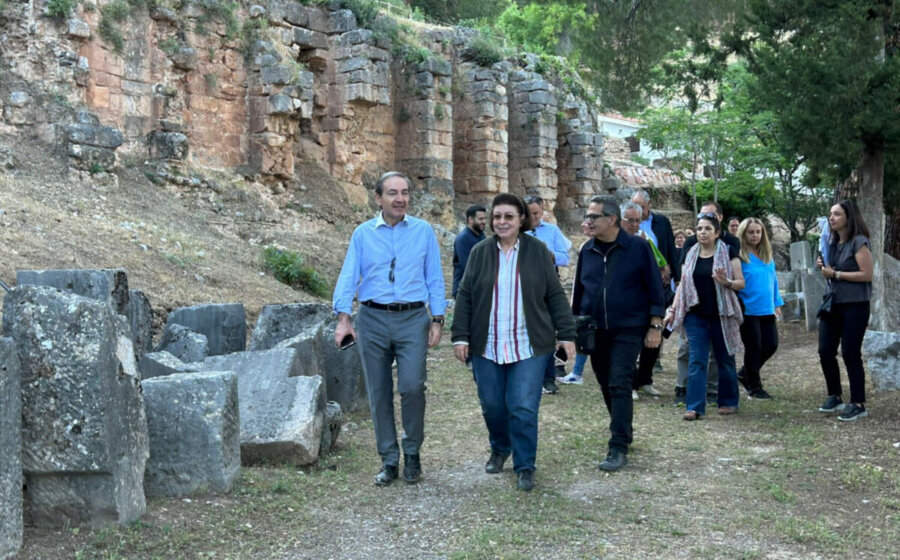 ΕΠΙΣΚΕΨΗ ΤΗΣ ΥΠΟΥΡΓΟΥ ΠΟΛΙΤΙΣΜΟΥ ΛΙΝΑΣ ΜΕΝΔΩΝΗ ΣΤΟΥΣ ΔΕΛΦΟΥΣ (ΓΡΑΦΕΙΟ ΤΥΠΟΥ ΥΠ. ΠΟΛΙΤΙΣΜΟΥ/EUROKINISSI)