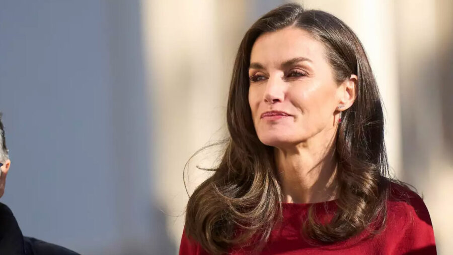 Βασίλισσα Letizia: Η εμφάνιση με λευκό denim παντελόνι που δεν πρέπει να λείπει από τη συλλογή καμίας γυναίκας