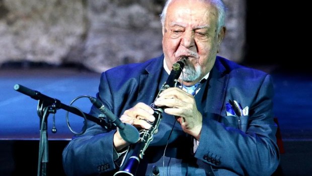 Σε λαϊκό προσκύνημα η σορός του Πετρολούκα Χαλκιά στον Μητροπολιτικό Ναό Αθηνών