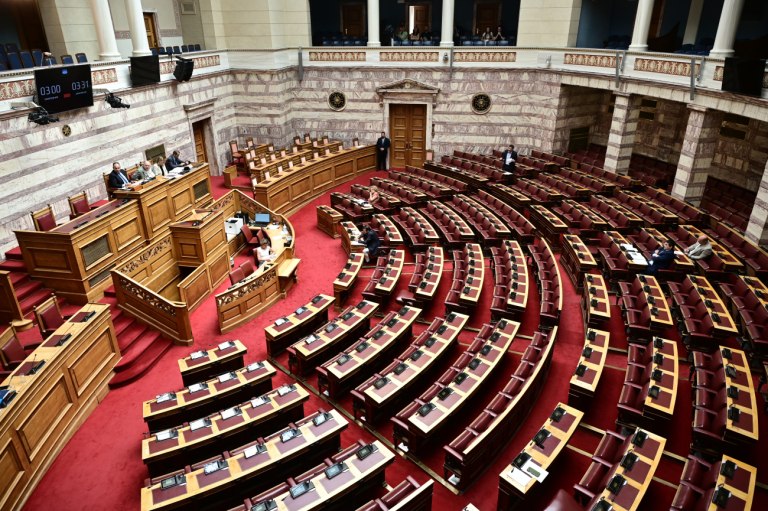 Ξεκίνησε η μαραθώνια μάχη στη Βουλή για την προανακριτική - Συζήτηση επί τριών προτάσεων