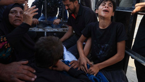 «Μας έχουν ξεχάσει» - Ισραηλινά πυρά σκοτώνουν 140 άτομα στη Γάζα σε 24 ώρες, ενώ η προσοχή στρέφεται στο Ιράν