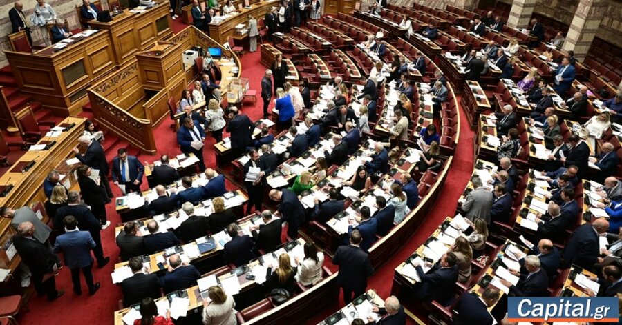 Σε εξέλιξη η ψηφοφορία στη Βουλή επί των προτάσεων για σύσταση...