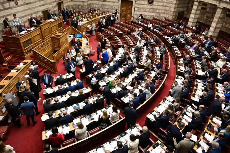Πολιτική αντιπαράθεση για τα Τέμπη και την προανακριτική - Αντιπολιτευτικά πυρά σε Μητσοτάκη, Καραμανλή