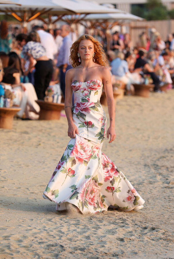 Γκάια Μερκούρη: Περπάτησε στο fashion show του Βασίλη Ζούλια στην παραλία της Γλυφάδας