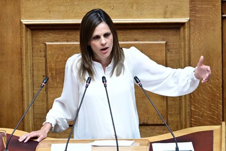 Αχτσιόγλου: Άκρως αλαζονικός και υβριστικός ο Μητσοτάκης για το έγκλημα των Τεμπών