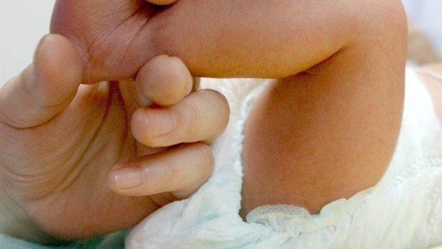 Ηλεία: Αφαίρεση της επιμέλειας των παιδιών τους αντιμετωπίζουν οι γονείς που άφησαν βρέφος στο μπαλκόνι