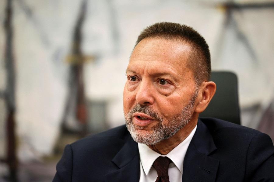Στουρνάρας: Η συνταγή για άμεσους φόρους και επιδόματα