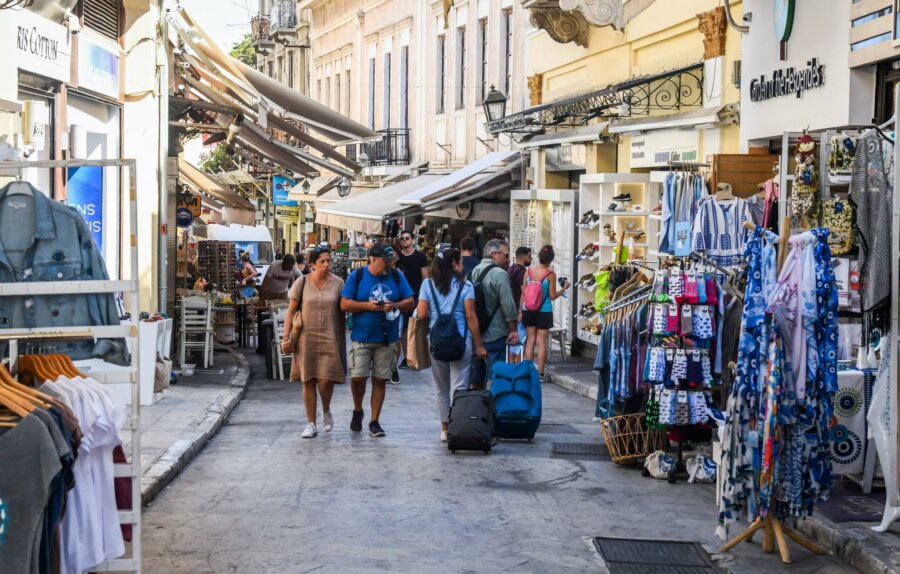 Ισοζύγιο τρεχουσών συναλλαγών: Με το δεξί ο τουρισμός – Διψήφια αύξηση στις εισπράξεις το πρώτο τετράμηνο