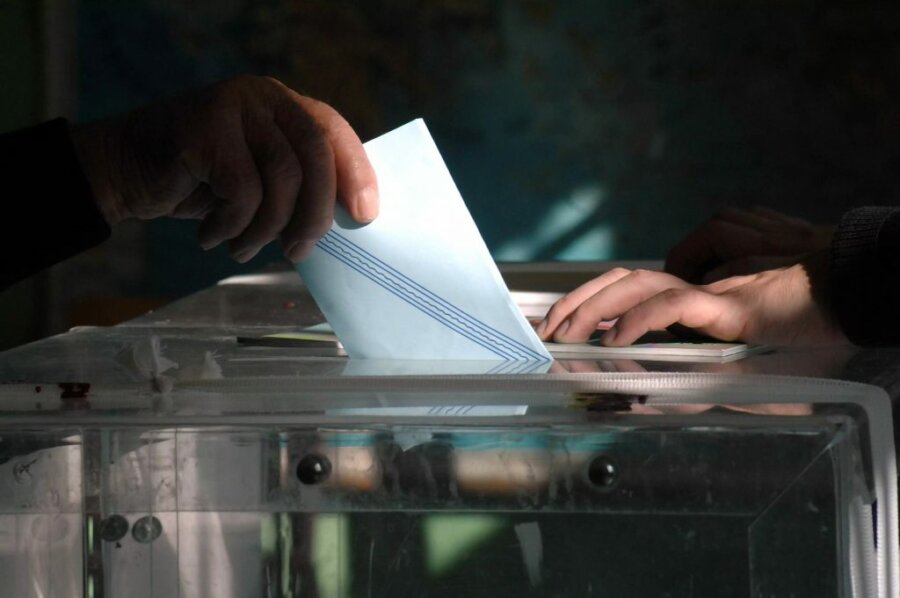 Δημοσκόπηση Real Polls: Μπροστά η ΝΔ με 31,5%, το ΠΑΣΟΚ στο 13% – Πτώση για την Πλεύση Ελευθερίας