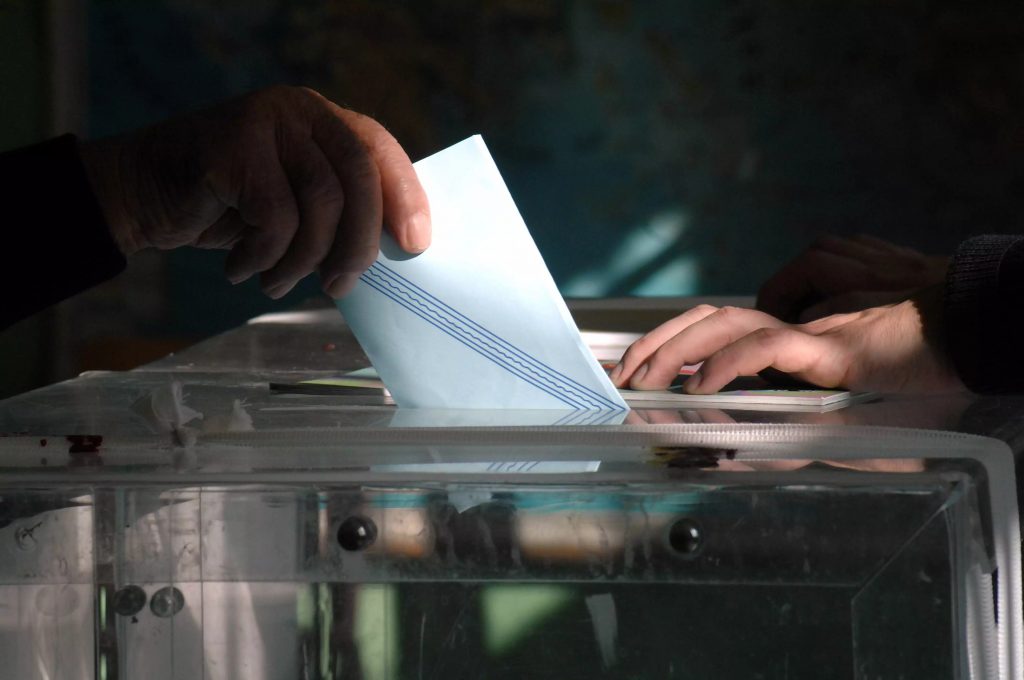 Δημοσκόπηση Real Polls: Μπροστά η ΝΔ με 31,5%, το ΠΑΣΟΚ στο 13% – Πτώση για την Πλεύση Ελευθερίας