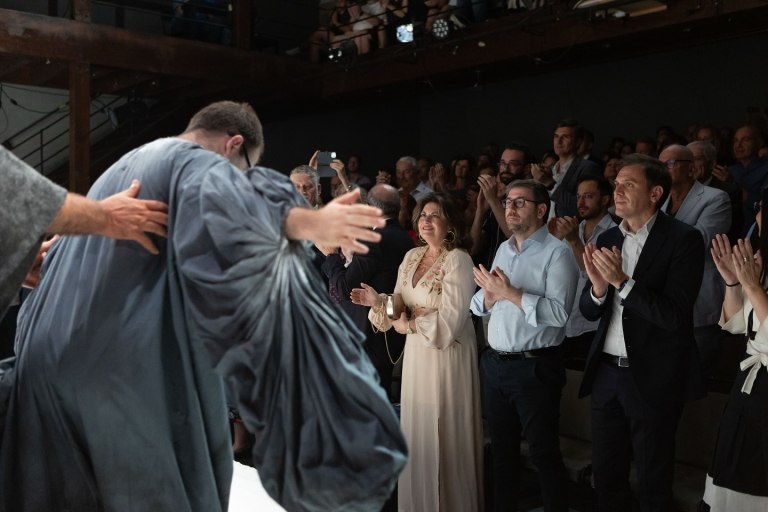 Στην παράσταση «Μήδεια» του Teatro Patologico ο Ανδρουλάκης - «Έργο κατανόησης της συμπερίληψης»