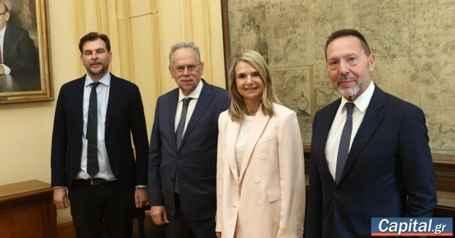 Συνάντηση αντιπροσωπείας του ΠΑΣΟΚ με τον Γ. Στουρνάρα