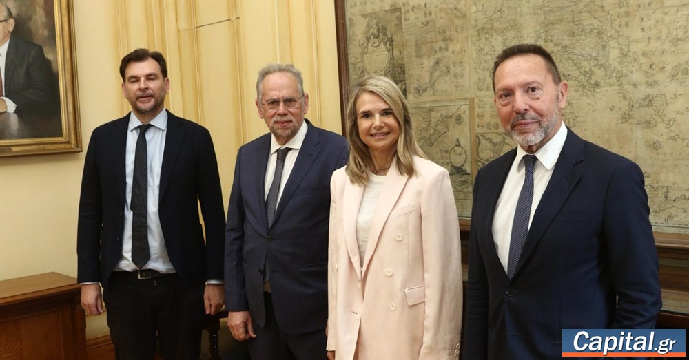 Συνάντηση αντιπροσωπείας του ΠΑΣΟΚ με τον Γ. Στουρνάρα