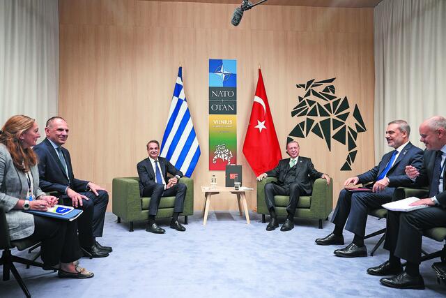 Στη Χάγη με διαφορετικές ατζέντες