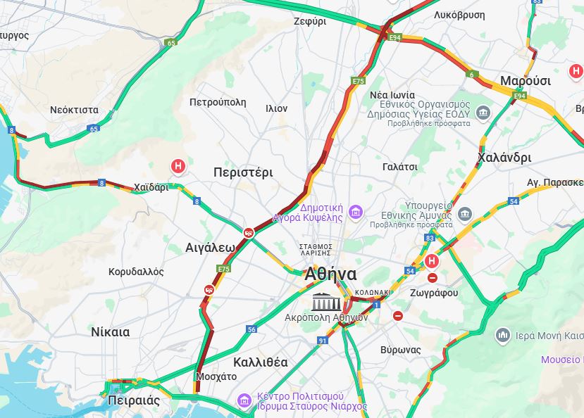Ουρές χιλιομέτρων στον Κηφισό λόγω τροχαίου - Αυτοκίνητο έπεσε σε κολώνα