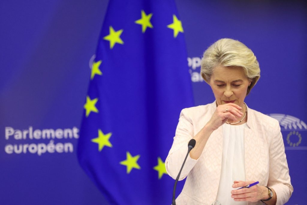 Politico για Φον ντερ Λάιεν: Οι σύμμαχοί της την απειλούν με άρση στήριξης