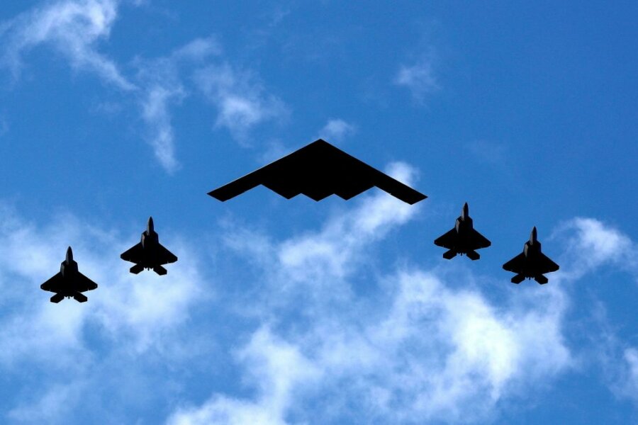 Έξι αμερικανικά βομβαρδιστικά B-2 Stealth κατευθύνονται προς την αμερικανική βάση στο Γκουάμ